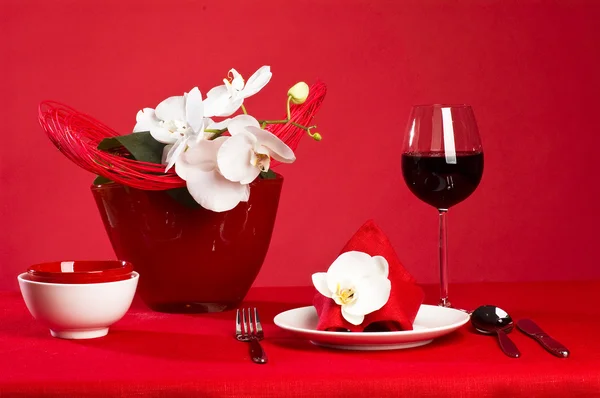 Облаштування столу з квітами орхідей — стокове фото