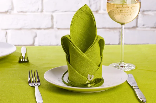 Grüne Tischdekoration mit Seerosenblumen — Stockfoto