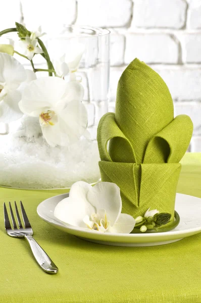 Cenário de mesa com flores de orquídea — Fotografia de Stock