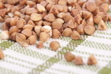 Karabuğday kabuğu çıkarılmış tane Kepçe içinde