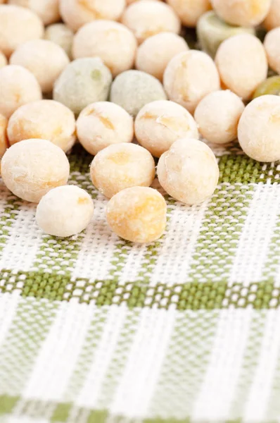ナプキンに乾燥エンドウ豆 — ストック写真