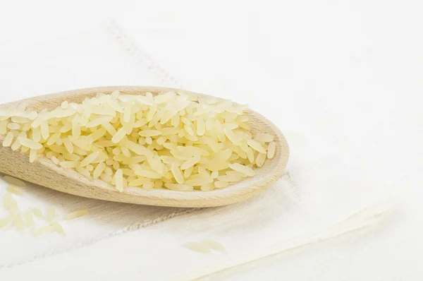 Parboiled langen Reis in Löffel — Stockfoto