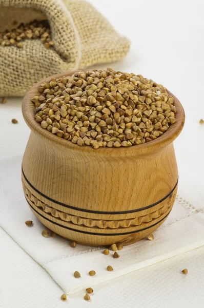 Semole di grano saraceno in vaso di legno — Foto Stock