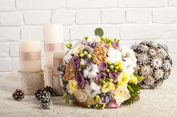 Blumenstrauß mit Kerzen — Stockfoto