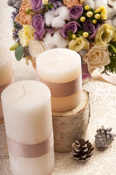 Ramo de flores con velas — Foto de Stock