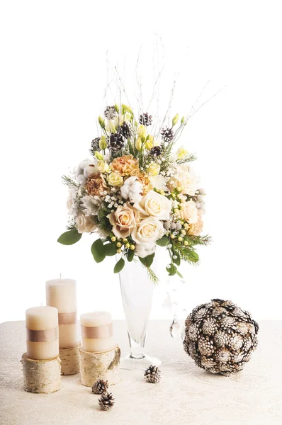 Bouquet de fleurs aux bougies — Photo