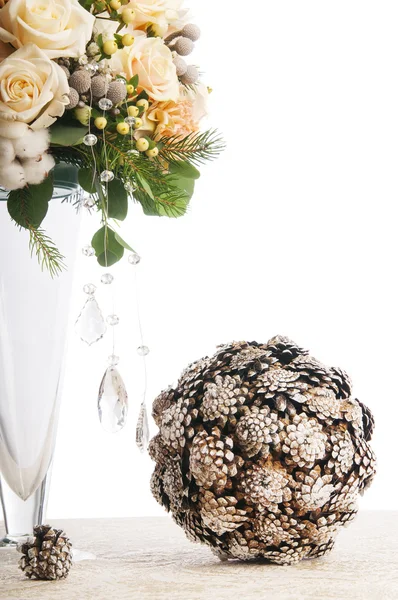 Bloemen en kegels bal — Stockfoto