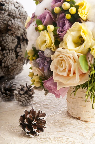 Blommor och kottar bollen — Stockfoto