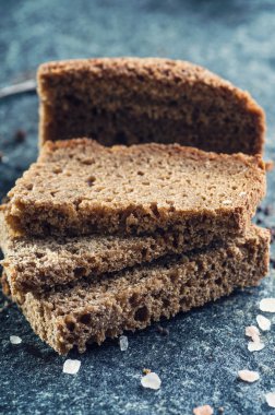 Taş ekmek dilimleri