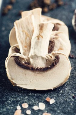 Dilimlenmiş şampiyon mantarları
