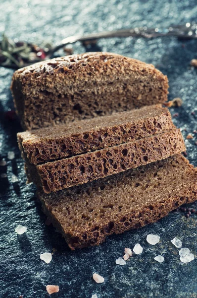 Brotscheiben auf Steinhintergrund — kostenloses Stockfoto