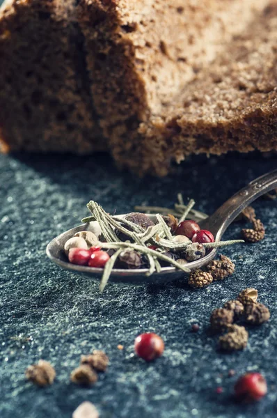 Mélange de poivre et romarin dans une cuillère — Photo