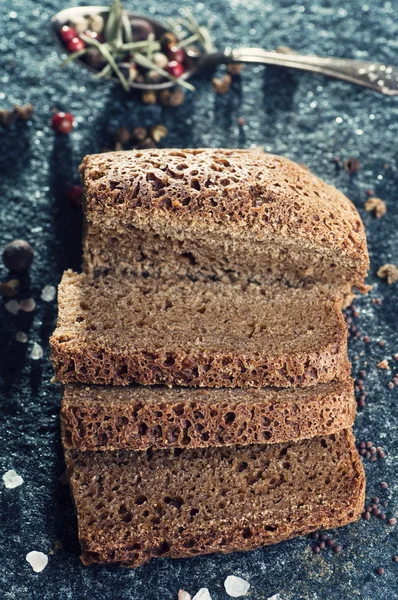 Rebanadas de pan sobre fondo de piedra — Foto de stock gratis