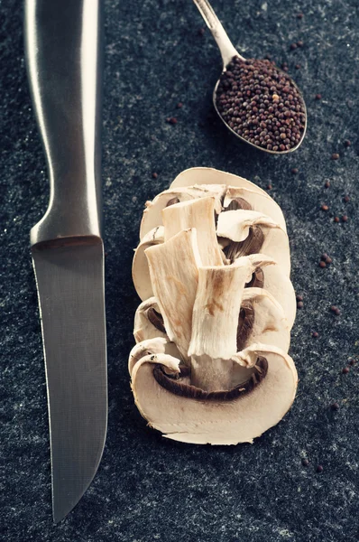 Pokrojone w plasterki grzyby champignon — Zdjęcie stockowe