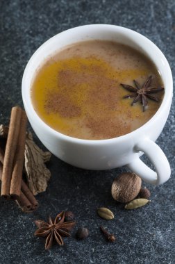 Baharat ile Hint masala çay