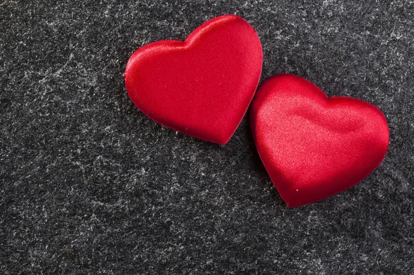 Červená hedvábná dekorativní srdce — Stock fotografie
