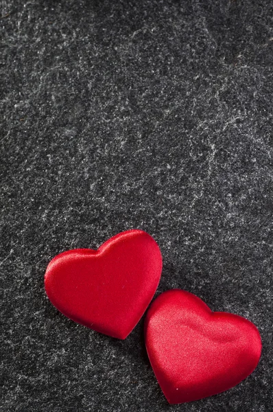Κόκκινες μεταξιού καρδιές διακοσμητικές — Φωτογραφία Αρχείου
