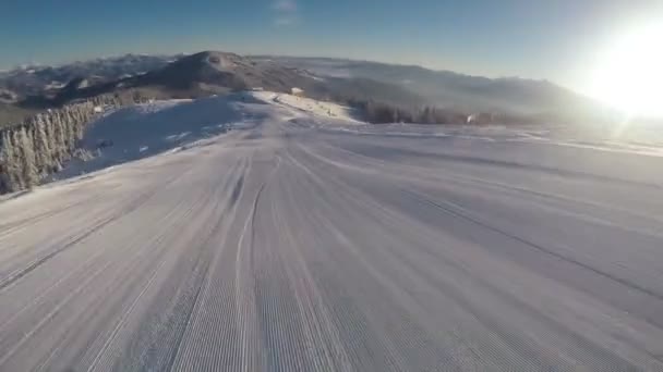 Esqui esquiador descendo a colina — Vídeo de Stock