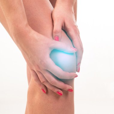 Diz ağrısı olan kadın.