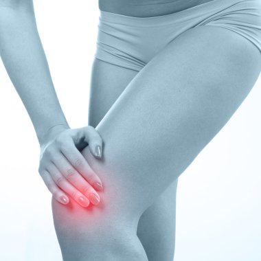 Diz ağrısı olan kadın.