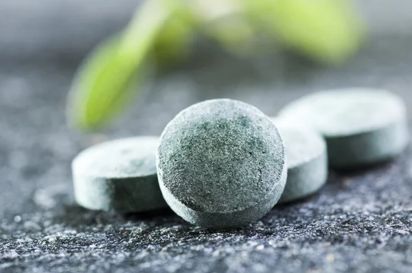 Homeopatycznych naturalnych spirulina tabletki — Zdjęcie stockowe