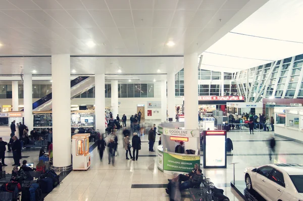 Emberek hall a Tbiliszi nemzetközi repülőtér — Stock Fotó
