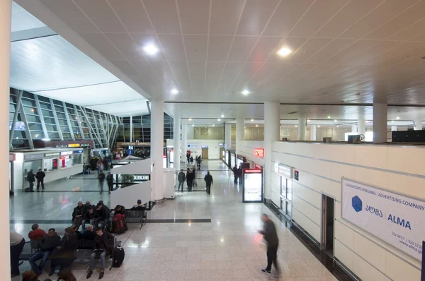 홀의 트빌리시 국제 공항에 사람들 — 스톡 사진