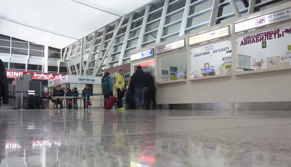 Pessoas no hall do Aeroporto Internacional de Tbilisi — Fotografia de Stock