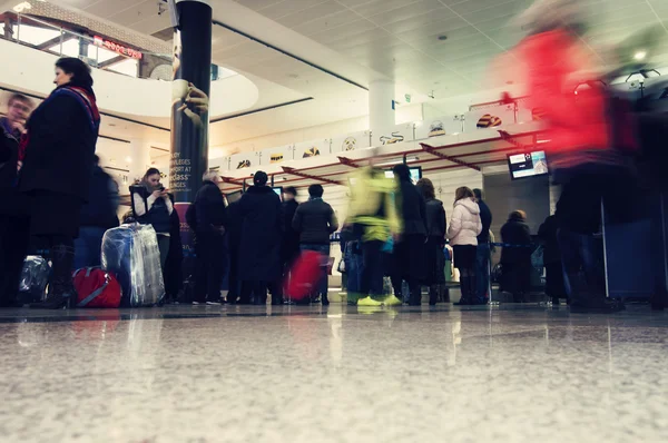 Menschen in der Halle des internationalen Flughafens von Tiflis — Stockfoto