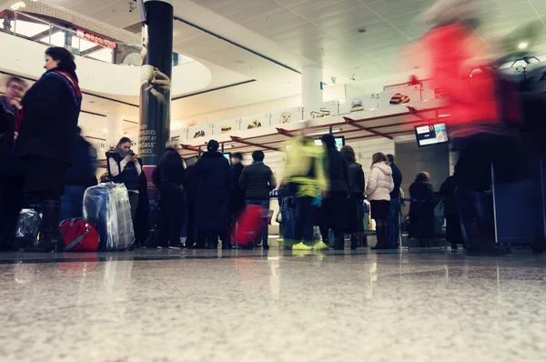 Persone nella hall dell'aeroporto internazionale di Tbilisi — Foto Stock