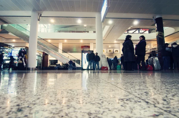 Personnes dans le hall de l'aéroport international de Tbilissi — Photo