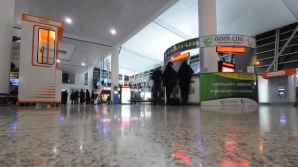 Άνθρωποι στην αίθουσα της Τιφλίδας διεθνές αεροδρόμιο — Αρχείο Βίντεο