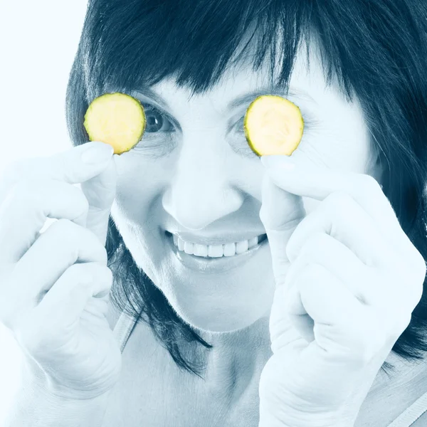 Woman holding slices of cucumber — Stock Photo, Image