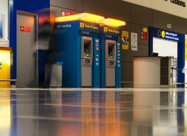Kıbrıs'ın Larnaka Havaalanı'nda bankanın ATM