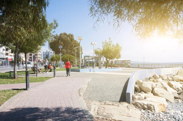 リマソル、キプロスの路地沿いの遊歩道します。 — ストック写真