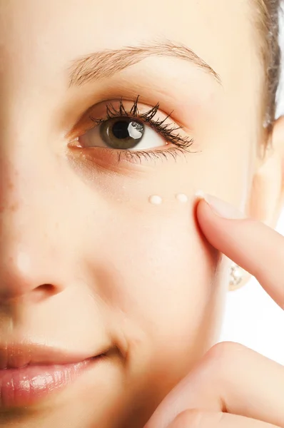 Creme unter den Augen der Frau — Stockfoto