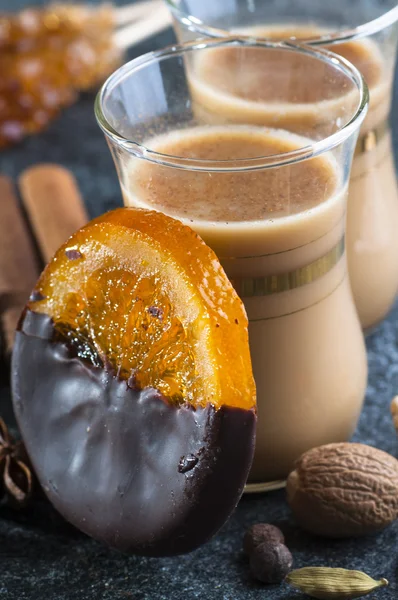 Masala-Tee mit Gewürzen und Orangenmarmelade — Stockfoto