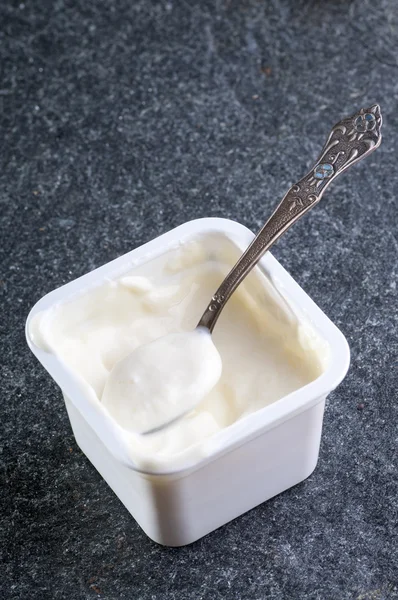 Детское питание йогуртов — стоковое фото