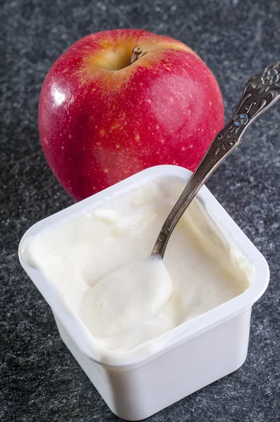 Joghurt und Apfel Babynahrung — Stockfoto