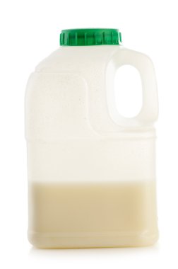 Plastik bir kap içinde süt