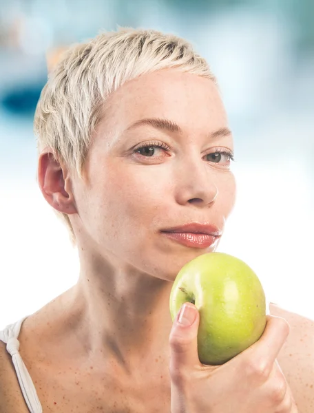 Kvinna som håller grönt äpple — Stockfoto