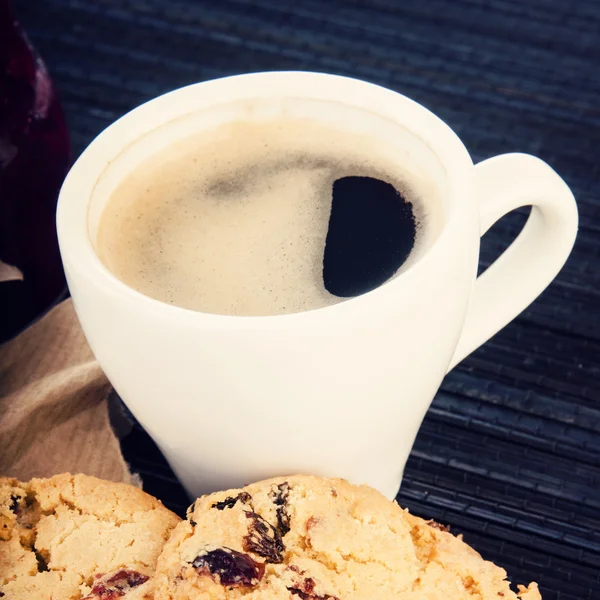 Кофе с брусничным печеньем — стоковое фото