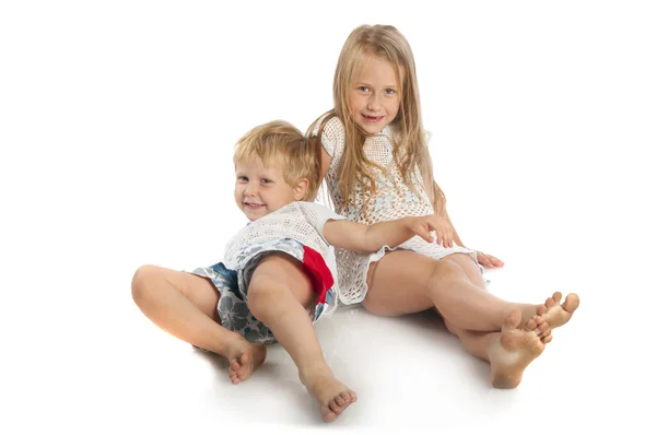 Kleine Jungen und Mädchen liegen — Stockfoto