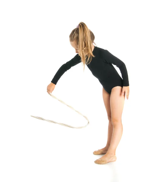 Девушка делает гимнастические упражнения с лентой — стоковое фото