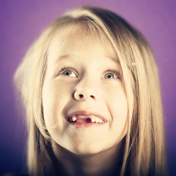Meisje met ontbrekende tanden — Stockfoto