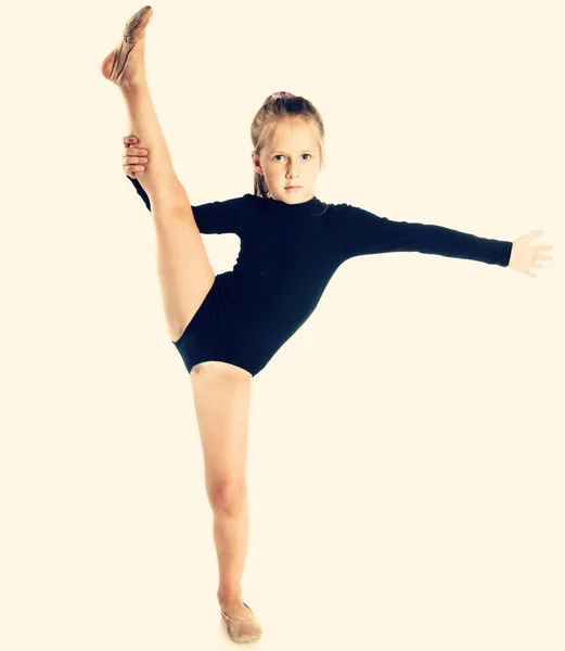 Dívka dělá gymnastická cvičení — Stock fotografie