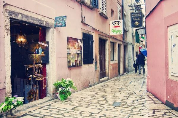 Úzká ulice ve městě Rovinj, Chorvatsko. — Stock fotografie