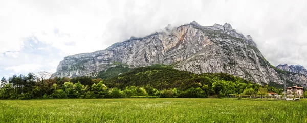 Monte Brento i Sarca-dalen, Italien — Gratis stockfoto