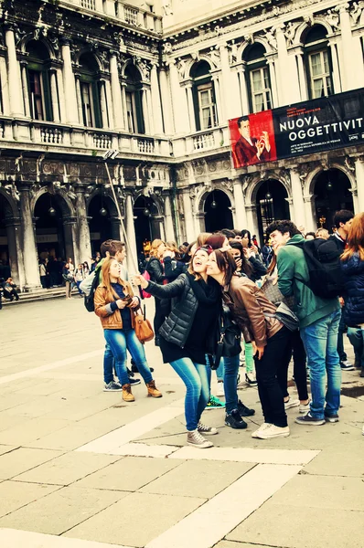 Turisté s selfie v Benátkách — Stock fotografie