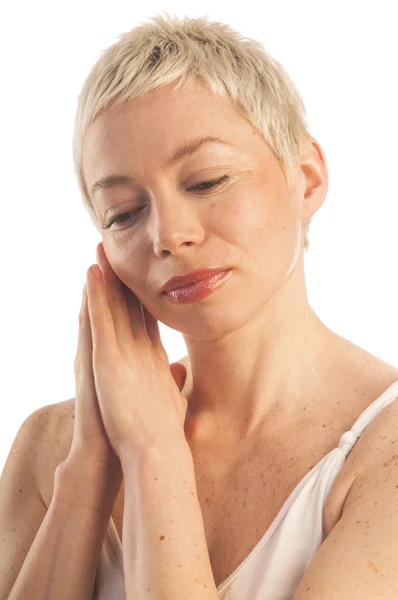 Frau berührt ihr Gesicht — Stockfoto